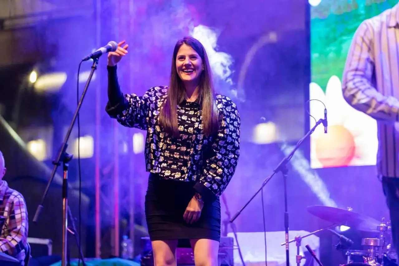 Mia on stage